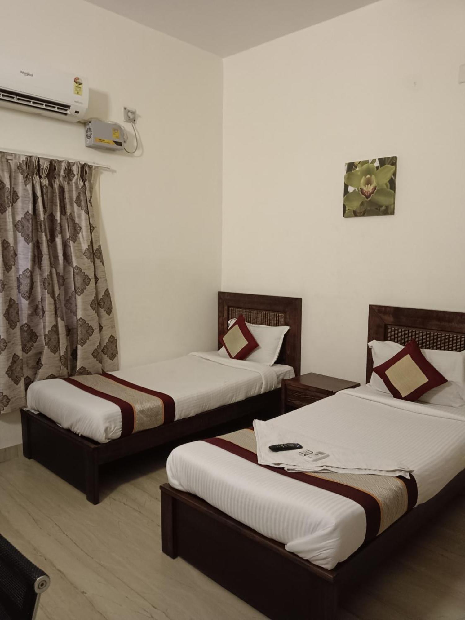 Iris Comfort Inn Madras Buitenkant foto