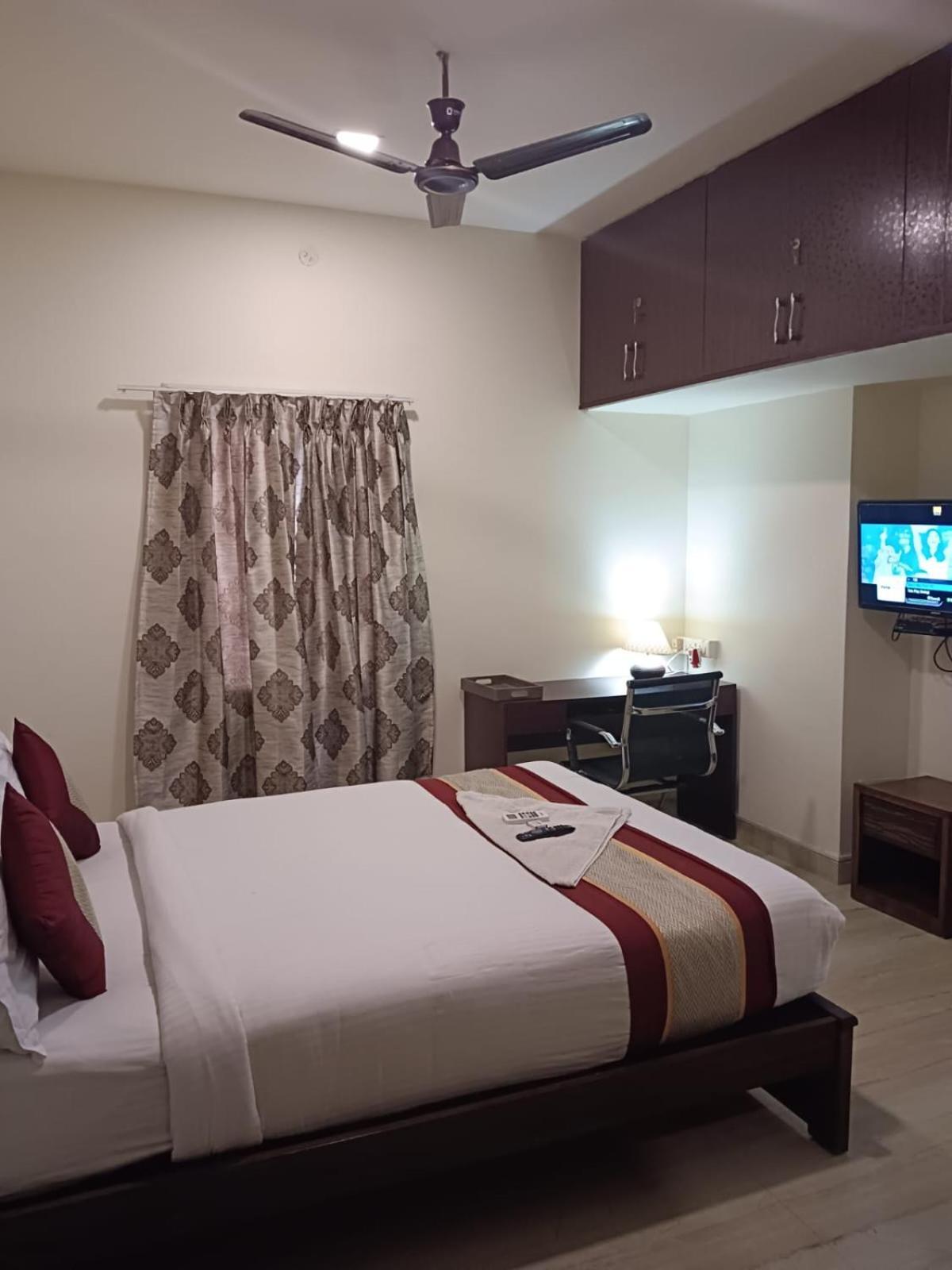 Iris Comfort Inn Madras Buitenkant foto