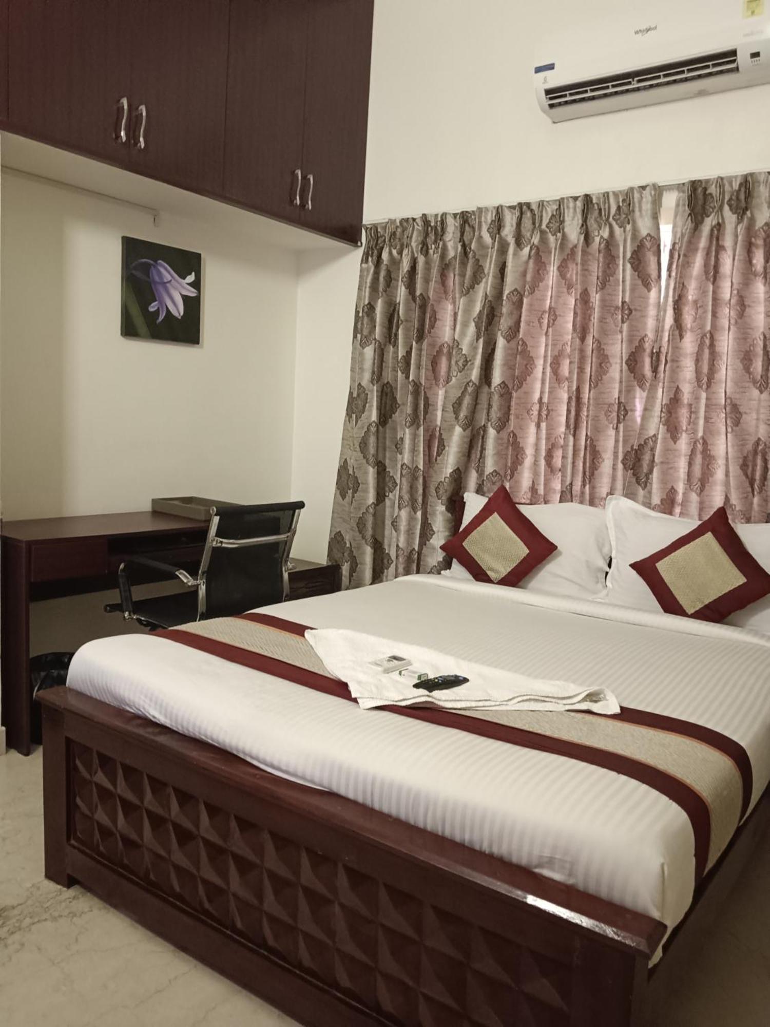 Iris Comfort Inn Madras Buitenkant foto