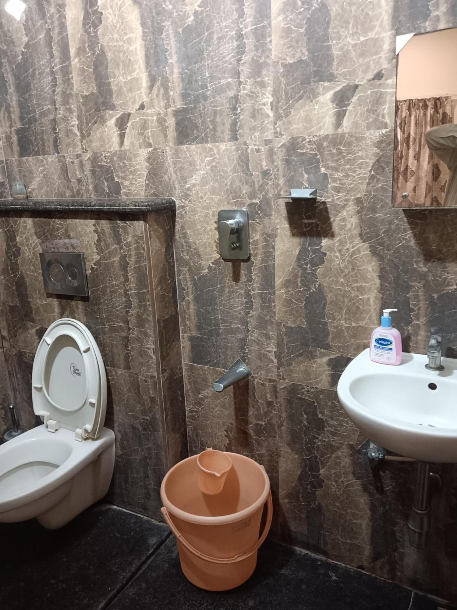 Iris Comfort Inn Madras Buitenkant foto