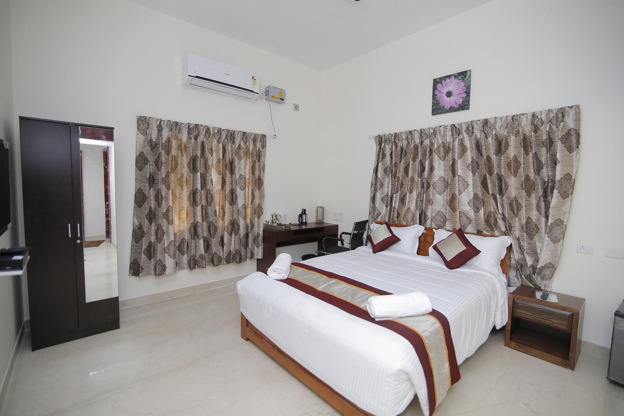 Iris Comfort Inn Madras Buitenkant foto