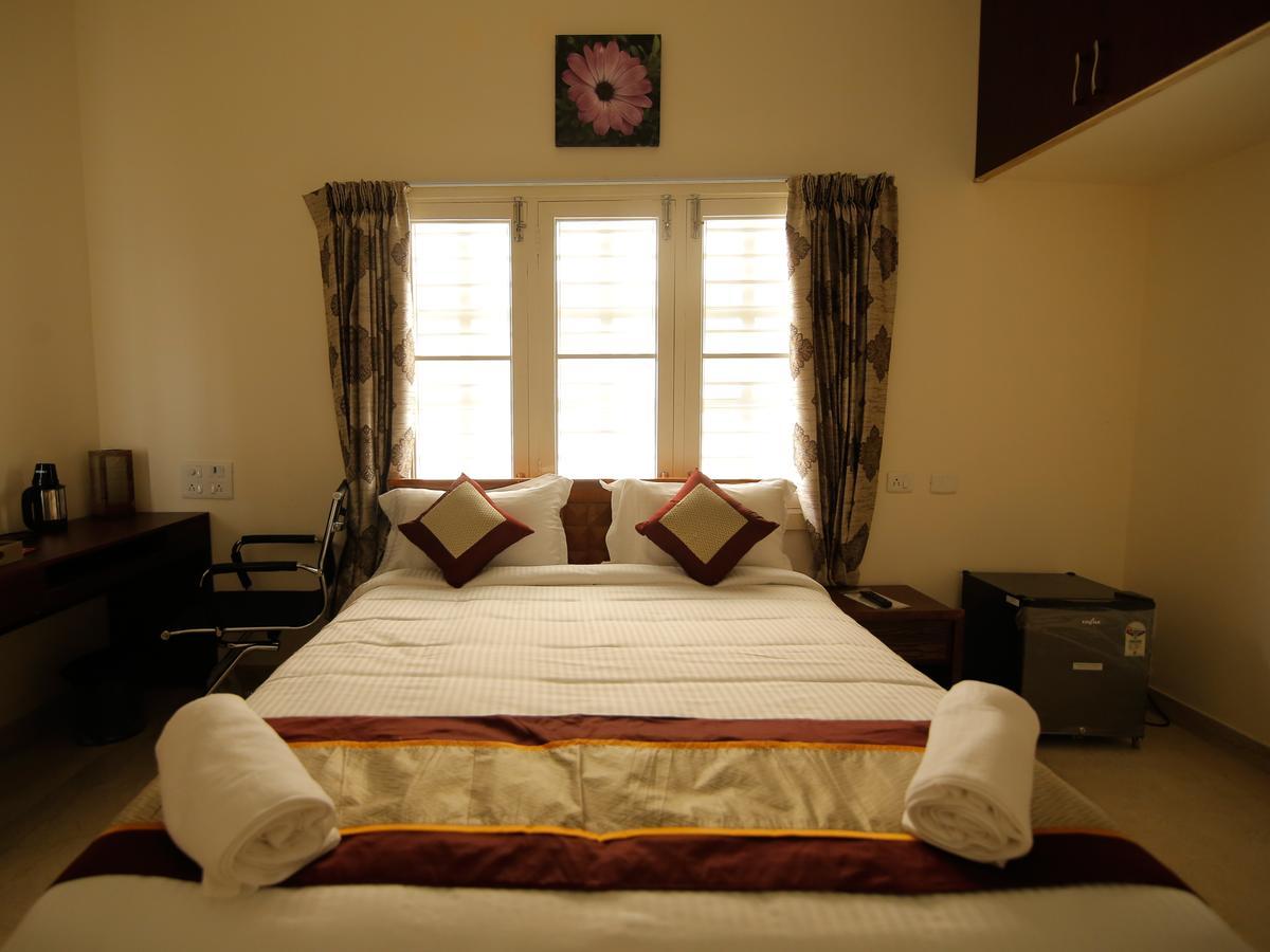 Iris Comfort Inn Madras Buitenkant foto